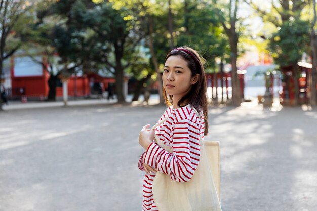 Mujer joven paseando por el barrio