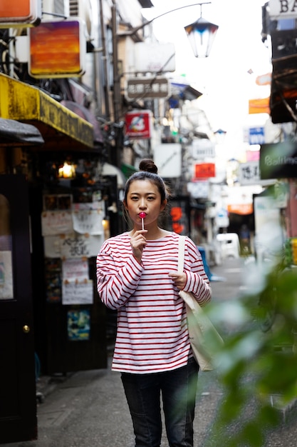 Foto gratuita mujer joven paseando por el barrio