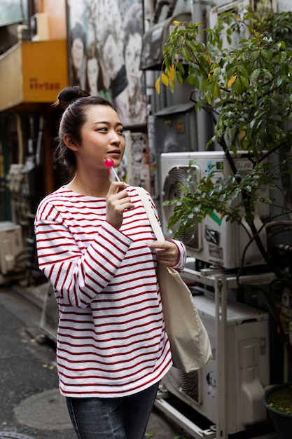 Foto gratuita mujer joven paseando por el barrio