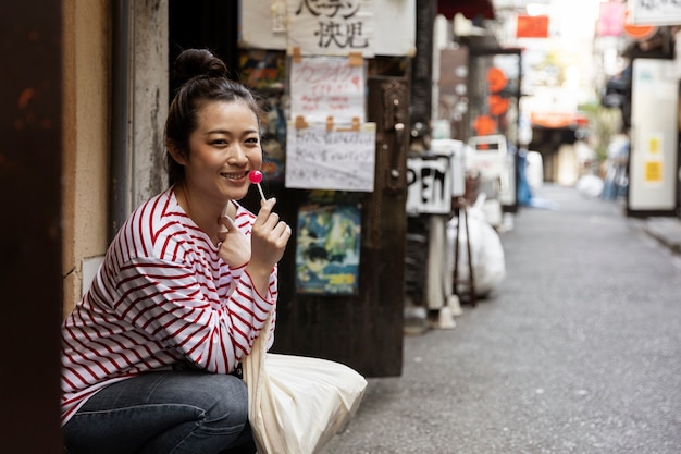 Foto gratuita mujer joven paseando por el barrio