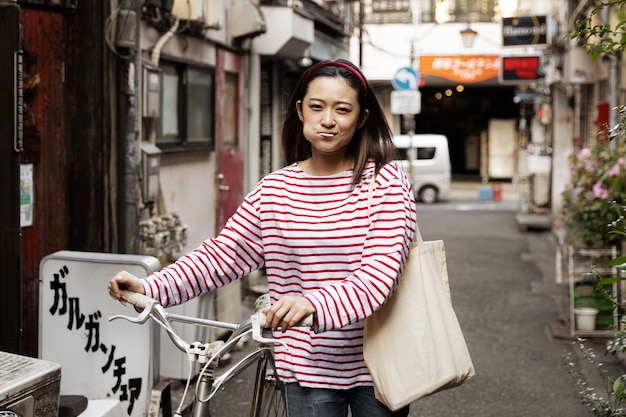 Mujer joven paseando por el barrio