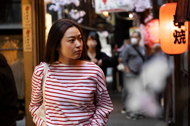 Mujer joven paseando por el barrio