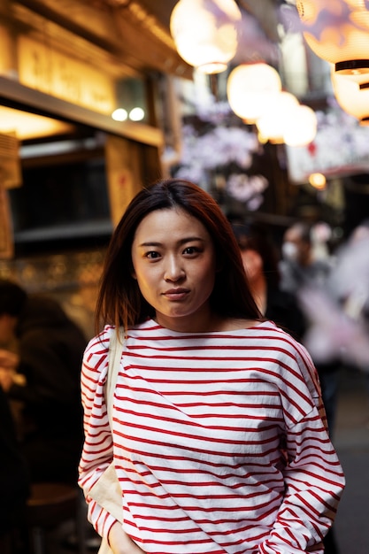 Foto gratuita mujer joven paseando por el barrio