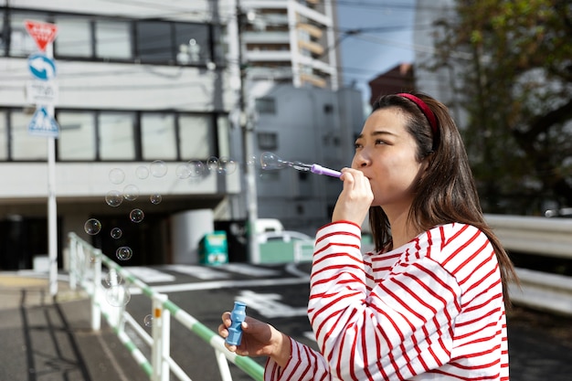 Mujer joven paseando por el barrio