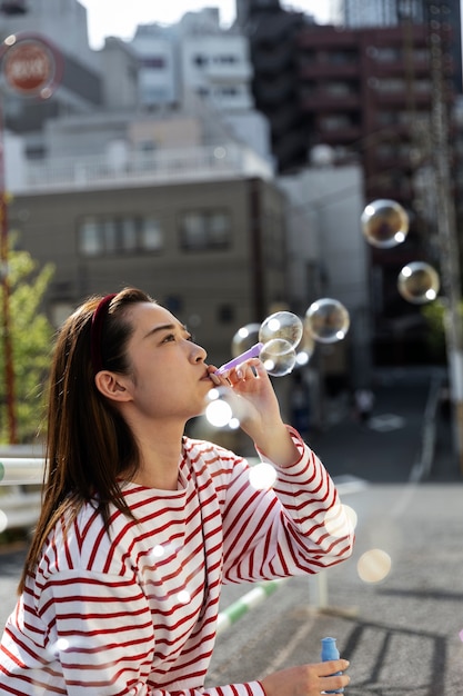 Foto gratuita mujer joven paseando por el barrio