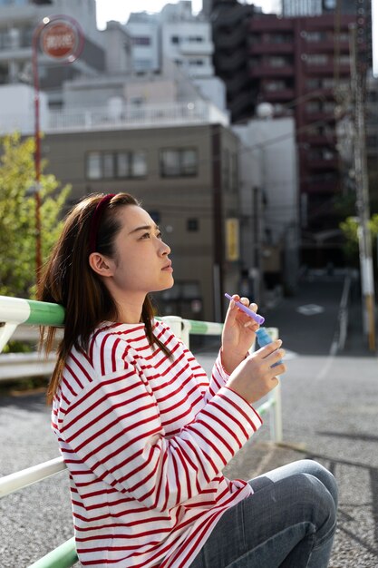 Mujer joven paseando por el barrio