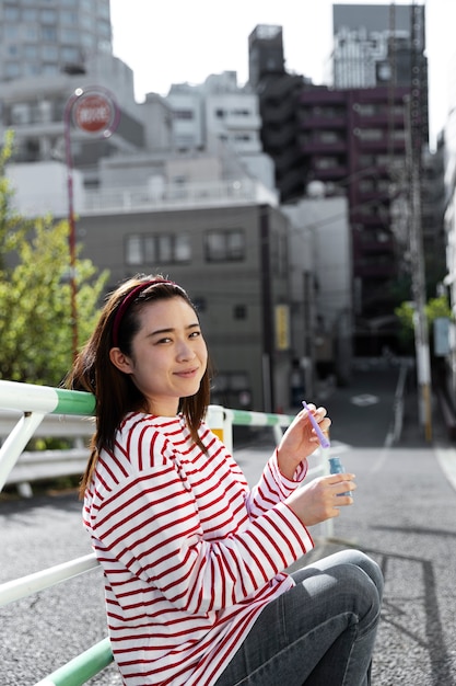 Mujer joven paseando por el barrio