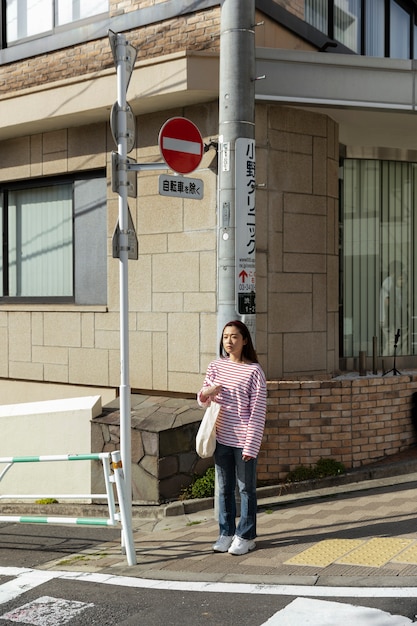 Mujer joven paseando por el barrio