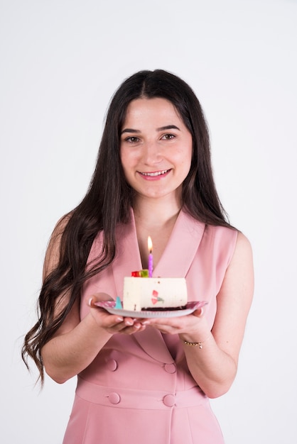 Mujer joven con pastel de cumpleaños