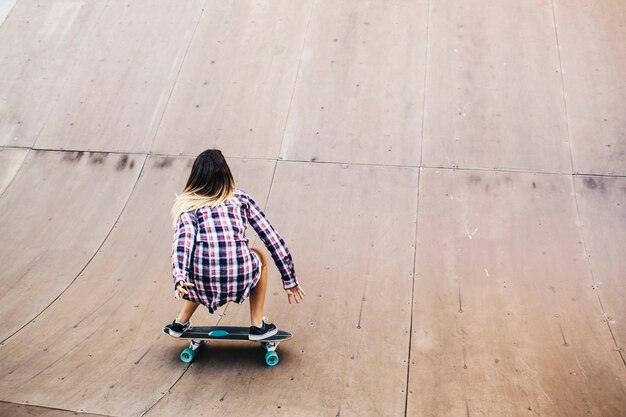 Mujer joven patinando y disfrutando