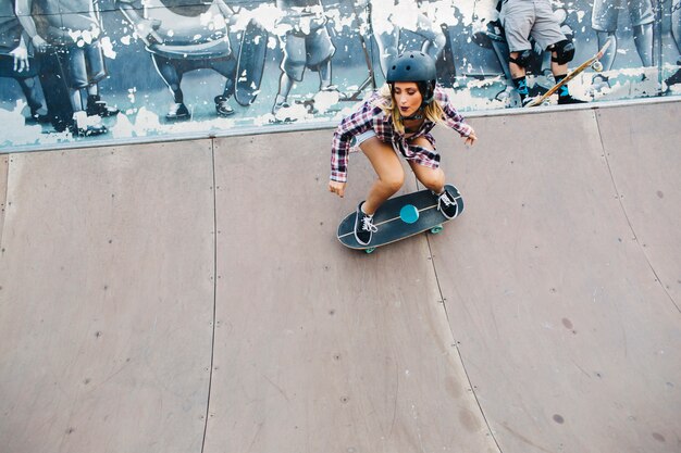 Mujer joven patinando con estilo profesional