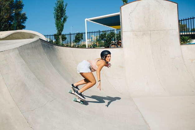 Mujer joven patinando con estilo