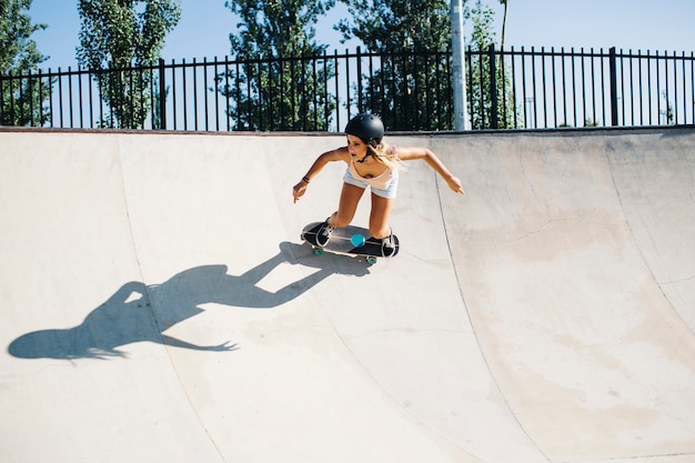 Mujer joven patinando rápido