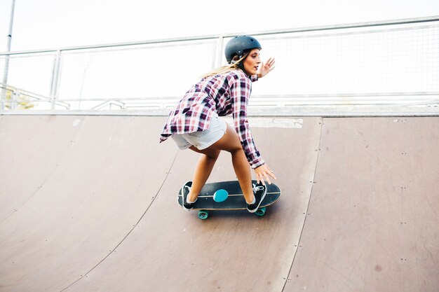 Mujer joven patinando