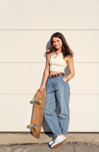 Mujer joven con patineta