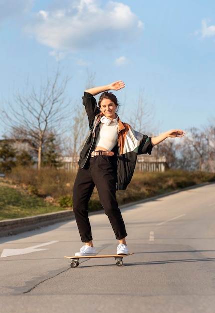 Mujer joven con patineta