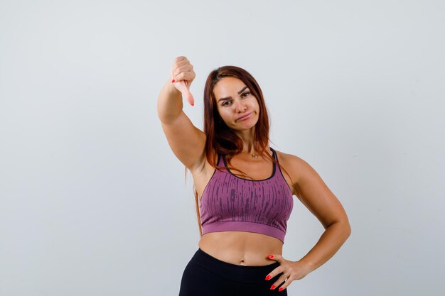 Mujer joven, con, pelo largo, llevando, ropa deportiva