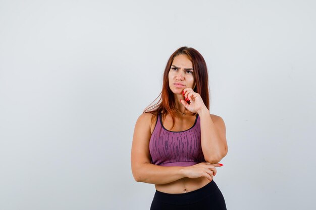 Mujer joven, con, pelo largo, llevando, ropa deportiva