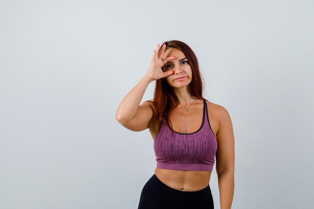 Mujer joven, con, pelo largo, llevando, ropa deportiva