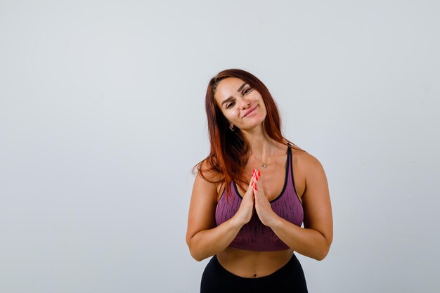 Mujer joven, con, pelo largo, llevando, ropa deportiva