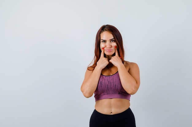 Mujer joven, con, pelo largo, llevando, ropa deportiva