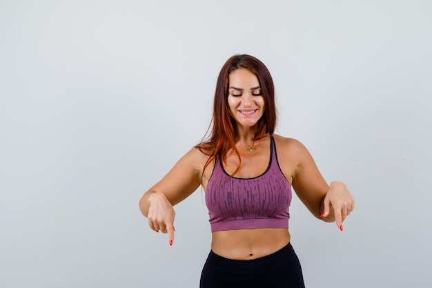 Mujer joven, con, pelo largo, llevando, ropa deportiva