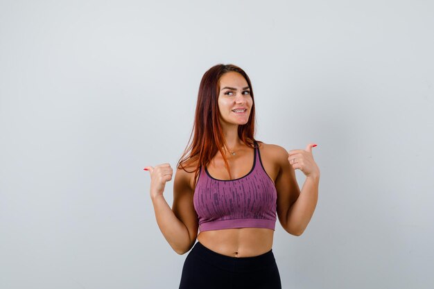 Mujer joven, con, pelo largo, llevando, ropa deportiva