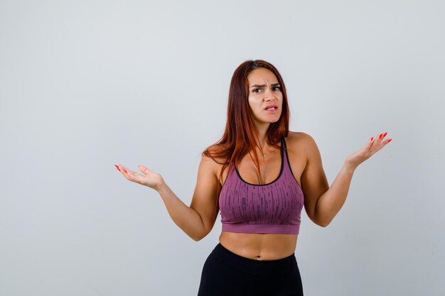 Mujer joven, con, pelo largo, llevando, ropa deportiva