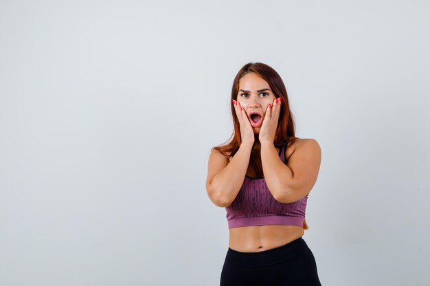 Mujer joven, con, pelo largo, llevando, ropa deportiva