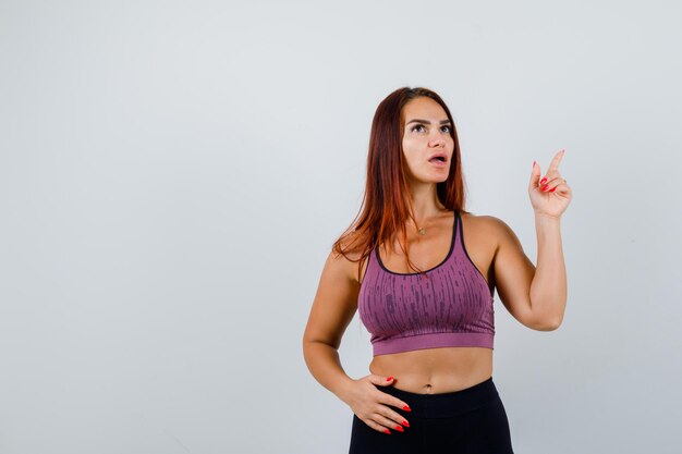 Mujer joven, con, pelo largo, llevando, ropa deportiva