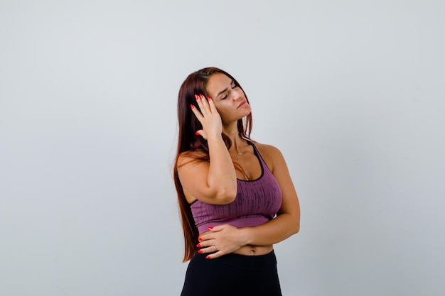 Mujer joven, con, pelo largo, llevando, ropa deportiva