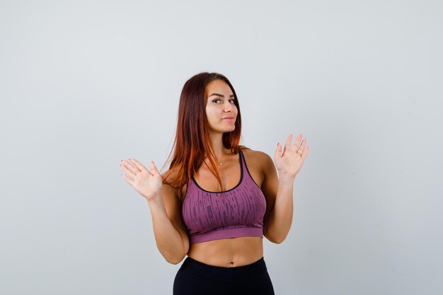 Mujer joven, con, pelo largo, llevando, ropa deportiva