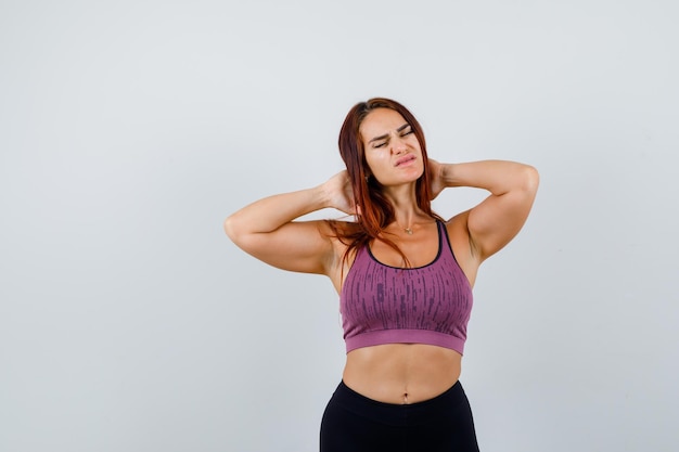 Mujer joven, con, pelo largo, llevando, ropa deportiva