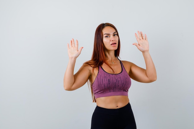 Mujer joven, con, pelo largo, llevando, ropa deportiva