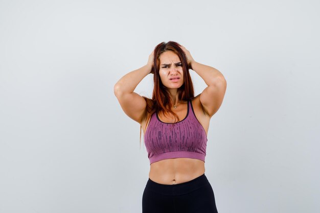 Mujer joven, con, pelo largo, llevando, ropa deportiva