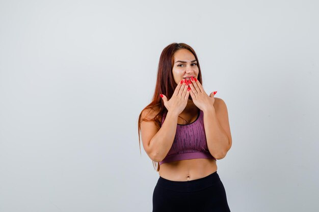 Mujer joven, con, pelo largo, llevando, ropa deportiva