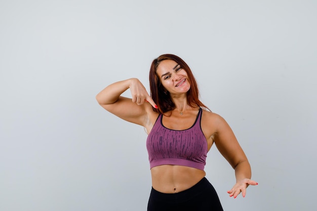 Mujer joven, con, pelo largo, llevando, ropa deportiva