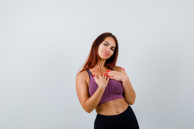 Mujer joven, con, pelo largo, llevando, ropa deportiva