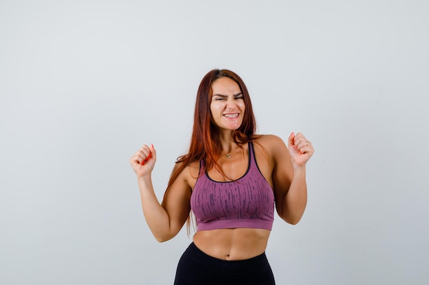 Mujer joven, con, pelo largo, llevando, ropa deportiva