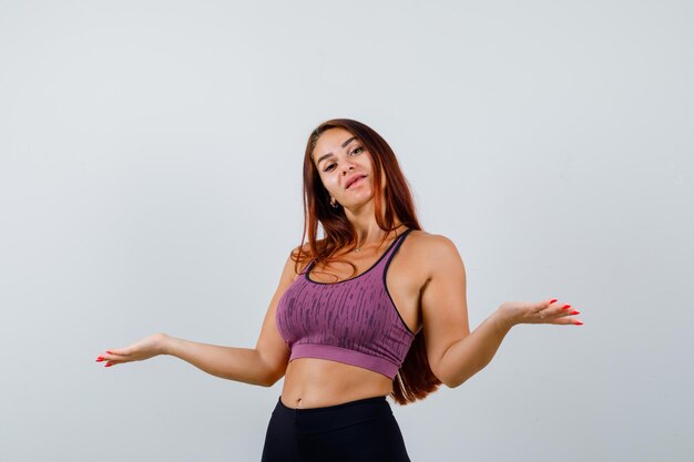 Mujer joven, con, pelo largo, llevando, ropa deportiva