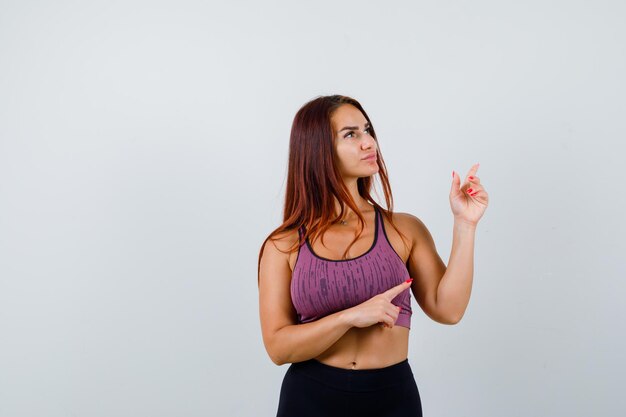 Mujer joven, con, pelo largo, llevando, ropa deportiva