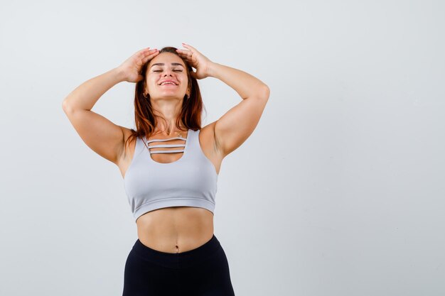 Mujer joven, con, pelo largo, llevando, ropa deportiva