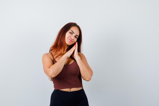 Mujer joven, con, pelo largo, llevando, ropa deportiva