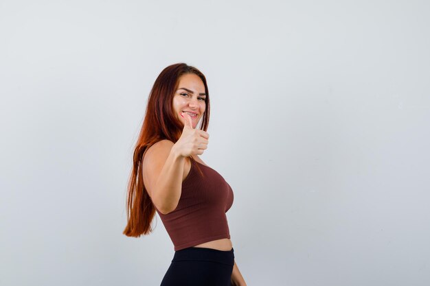 Mujer joven, con, pelo largo, llevando, ropa deportiva