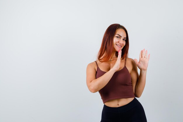 Mujer joven, con, pelo largo, llevando, ropa deportiva