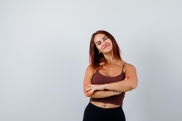 Mujer joven, con, pelo largo, llevando, ropa deportiva