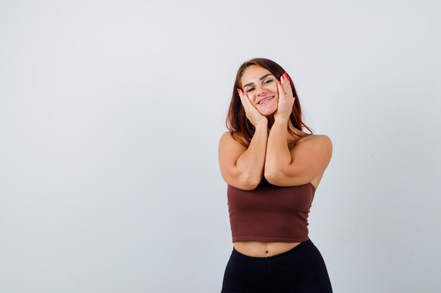 Mujer joven, con, pelo largo, llevando, ropa deportiva