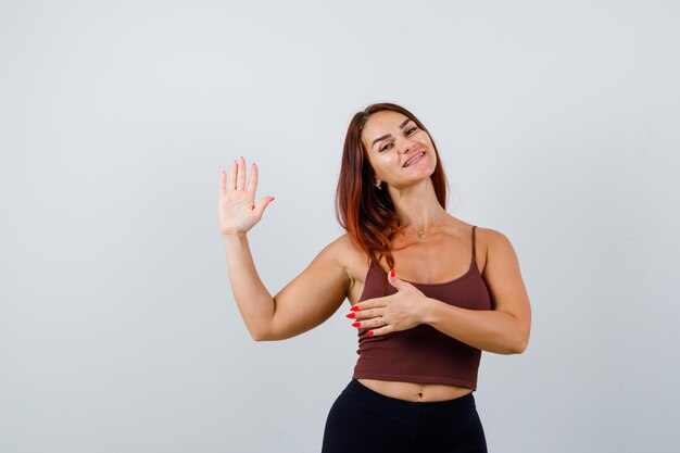 Mujer joven, con, pelo largo, llevando, ropa deportiva