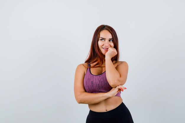 Mujer joven, con, pelo largo, llevando, ropa deportiva