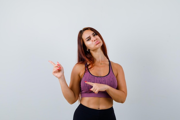 Mujer joven, con, pelo largo, llevando, ropa deportiva